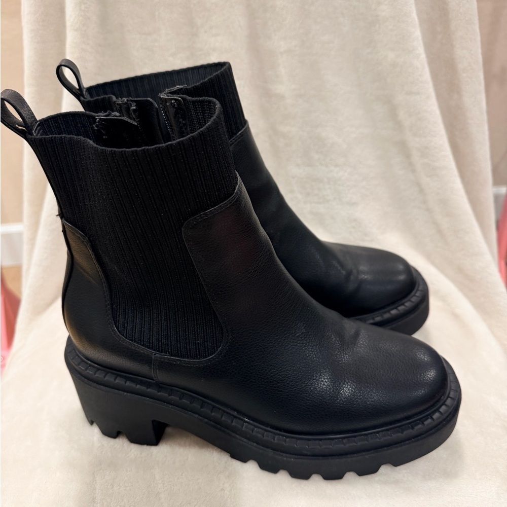 Chelsea Universal Thread Black Ankle Booties - Picture 3 of 7